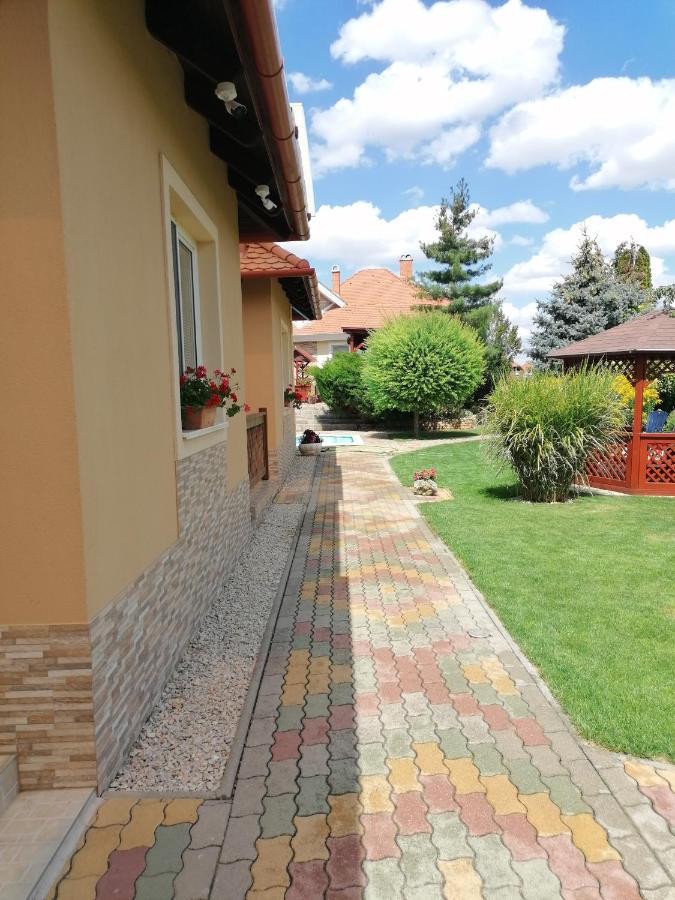 Kaktuszvirag Apartmanhaz Хайдусобосло Экстерьер фото