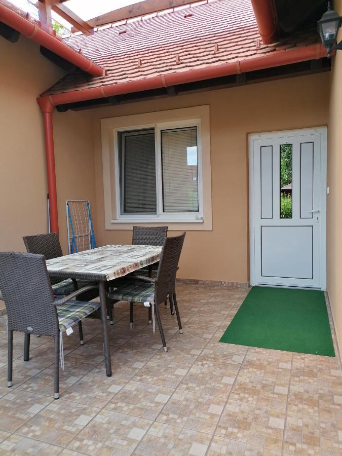 Kaktuszvirag Apartmanhaz Хайдусобосло Экстерьер фото